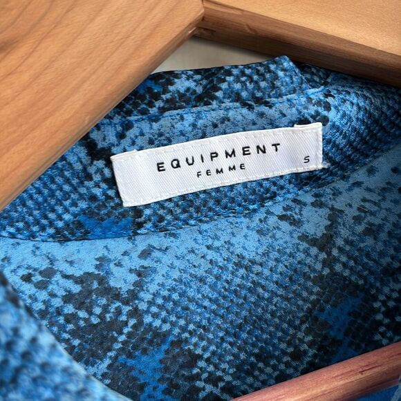 Equipment Femme 100% Silk Sheer Blue Snake Skin Print Button Down Blouse Size S - Picture 3 of 10